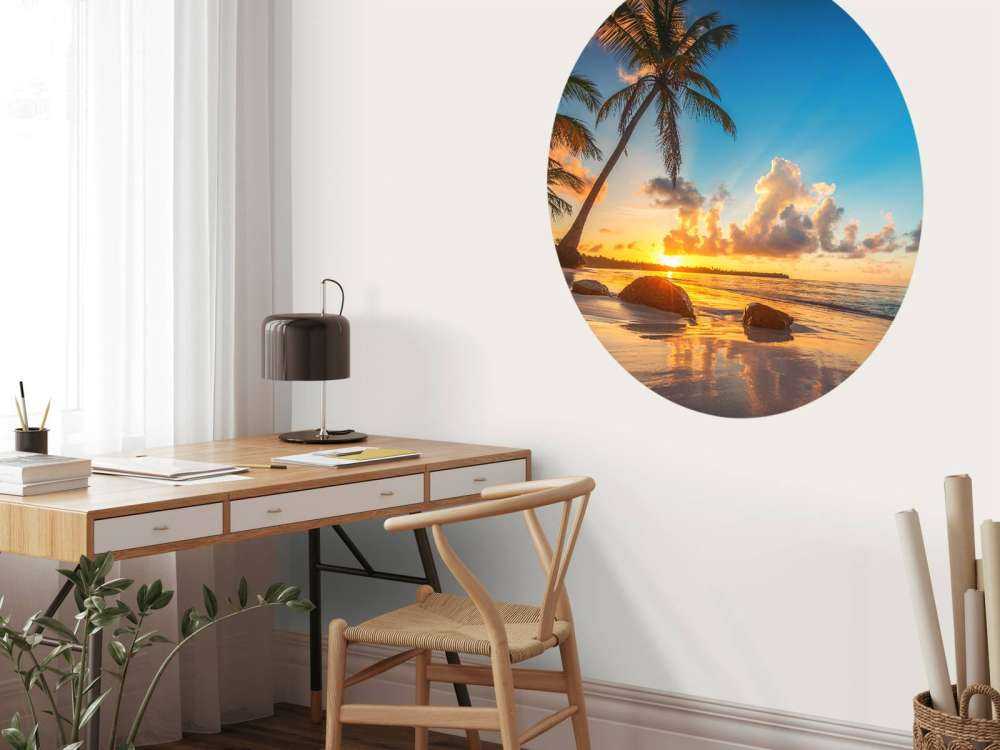 Tropisch strand bij zonsondergang