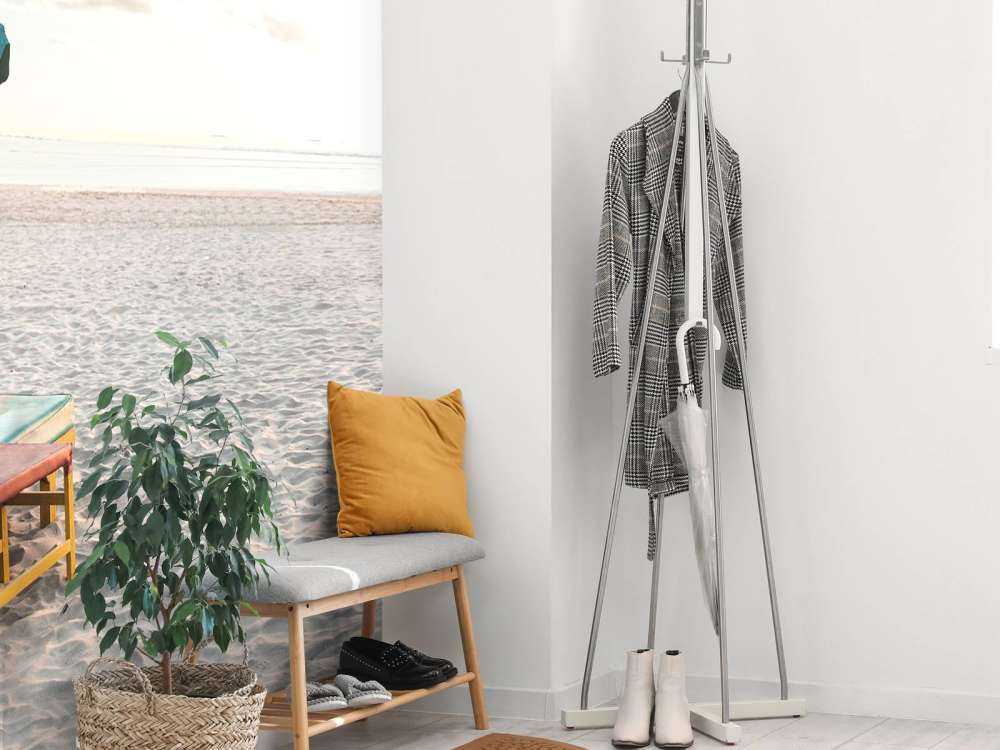 Groot wit strand met twee ligbedden