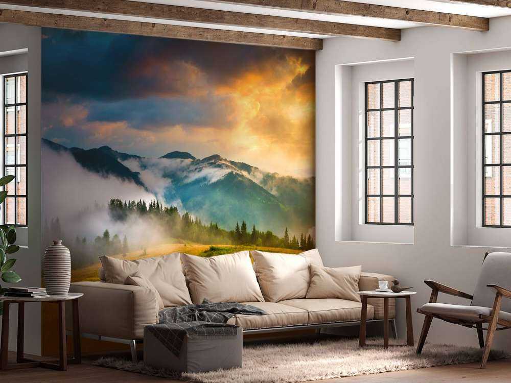 Berglandschap met mist bij zonsondergang