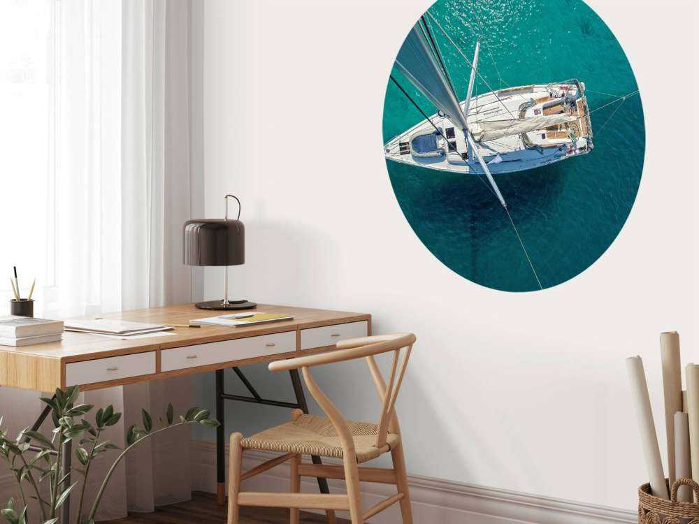 Bovenaanzicht van een zeilboot