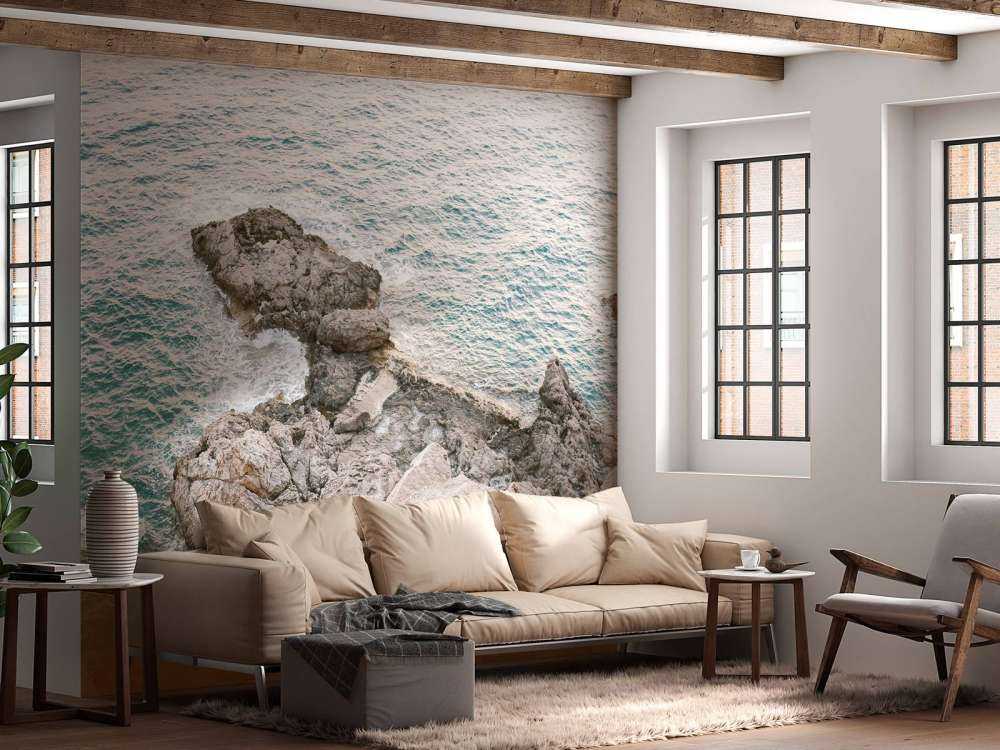 Blauw water met rotsen