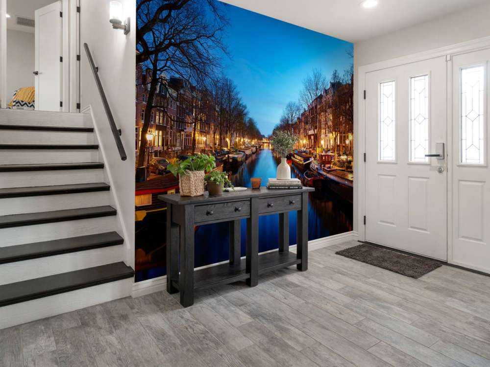 Woonboten langs verlichte gracht
