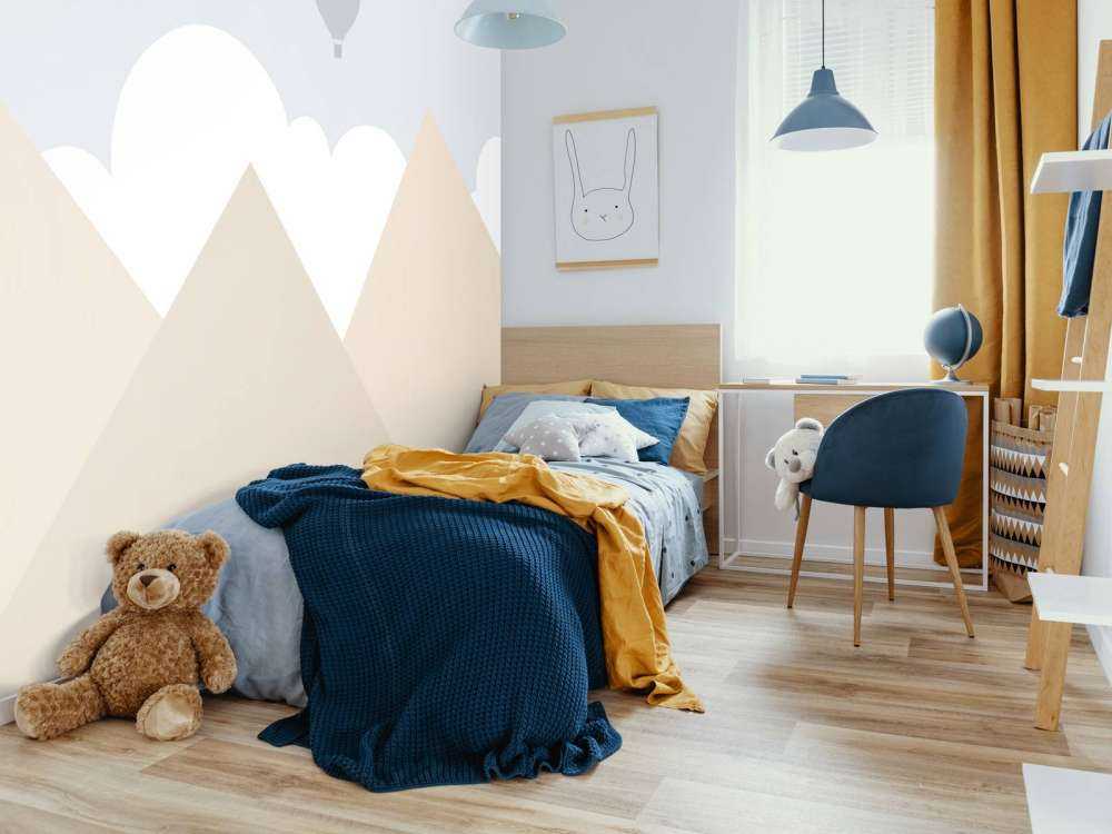 Hoge bergen met luchtballonnen