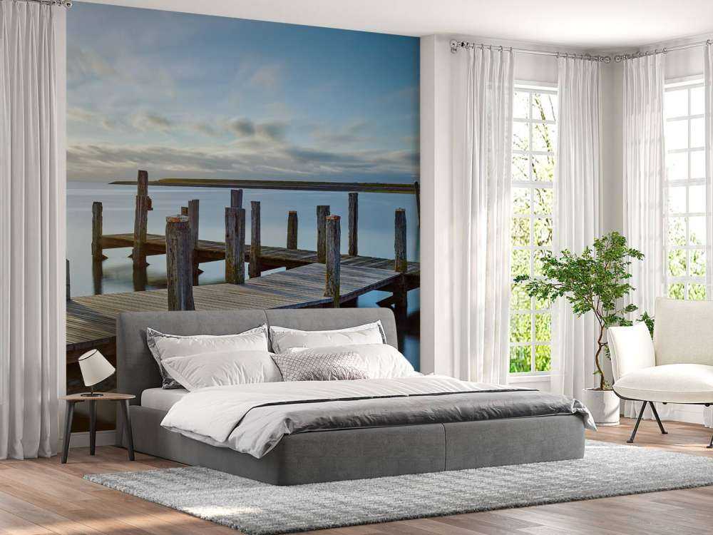 Houten steiger bij zonsopkomst