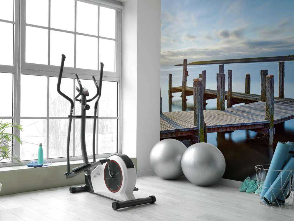 Houten steiger bij zonsopkomst