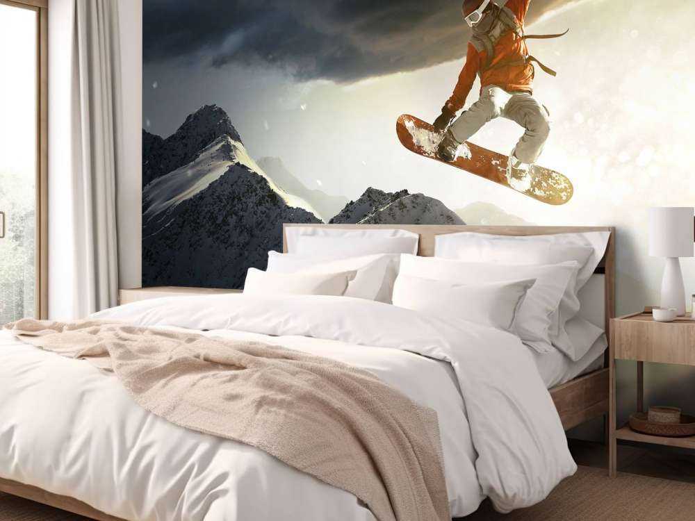 Snowboarder maakt een sprong bij zonsondergang