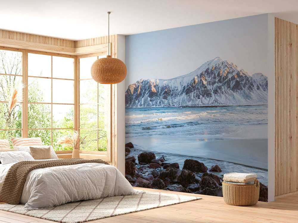 Grote ingesneeuwde rots in Noorwegen