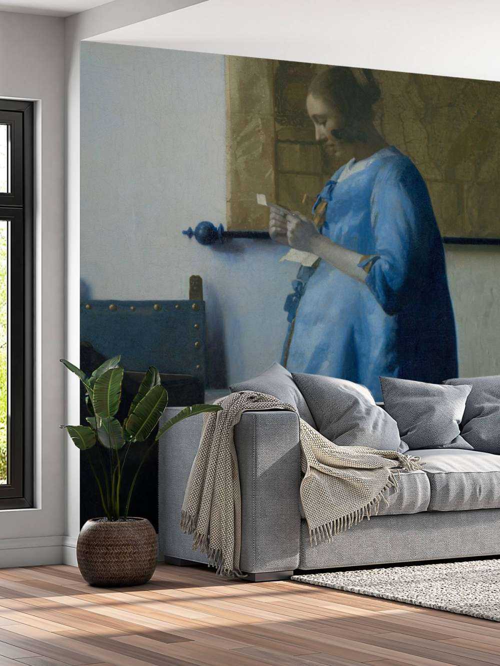 Brieflezende vrouw in het blauw