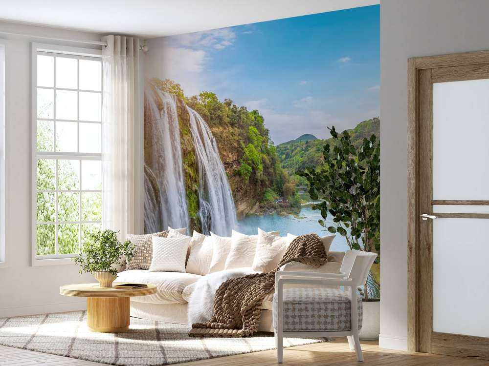 Rustgevende waterval naar een rivier