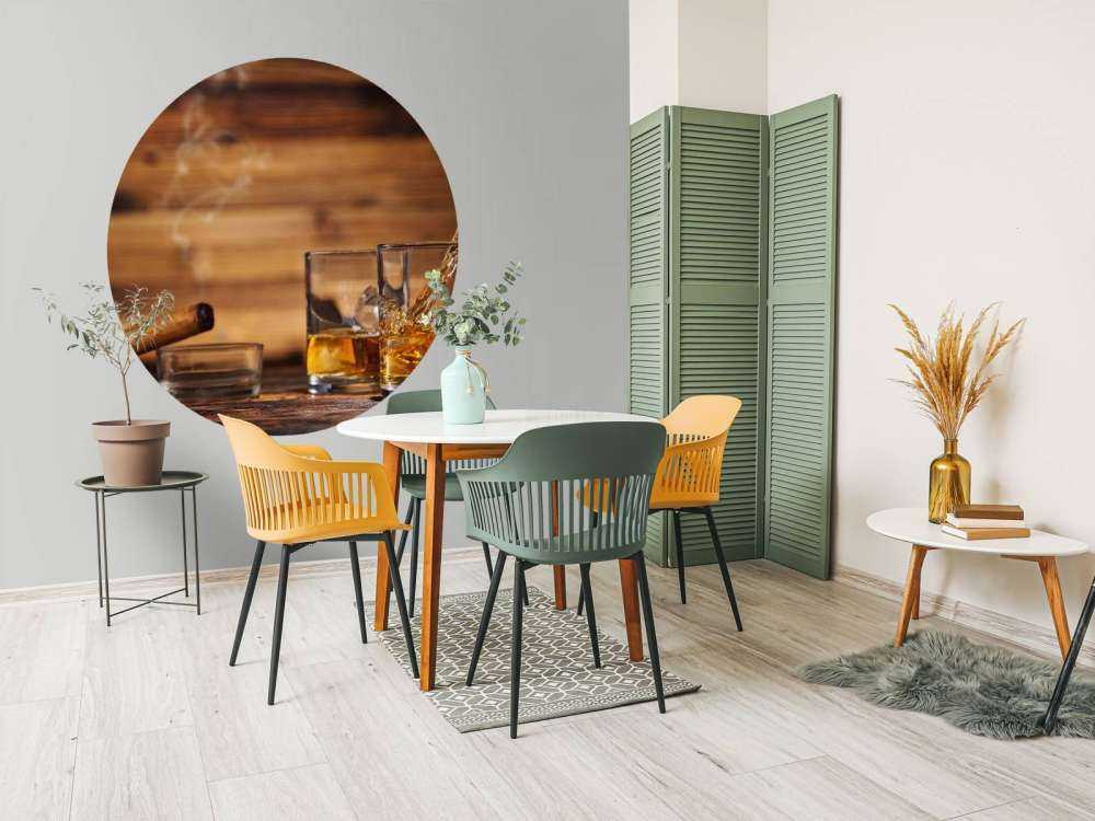 Glazen whiskey met sigaren