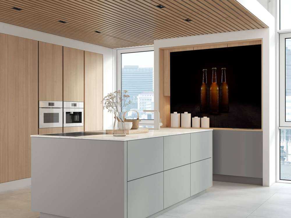 Bruine bierflesjes in een donkere ruimte