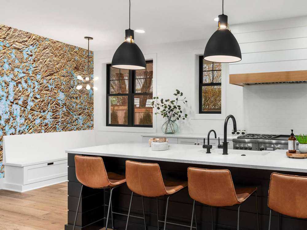 Slordige blauwe muur met goud