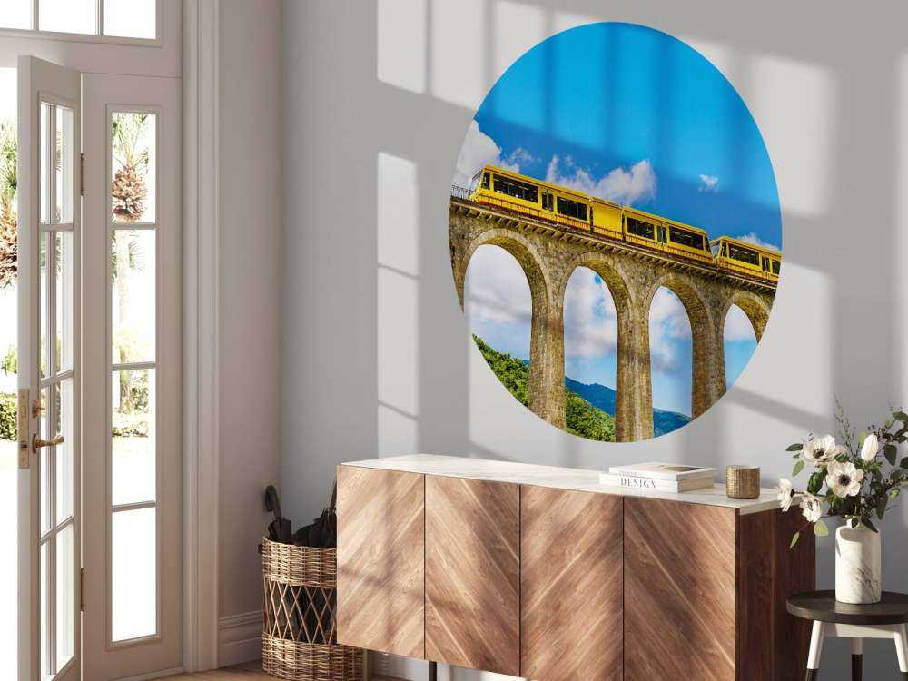 Gele trein op een viaduct in Frankrijk