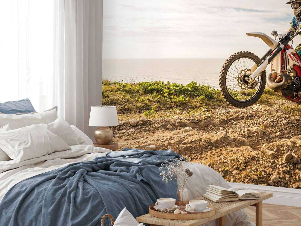 Crossmotor op een zandpad