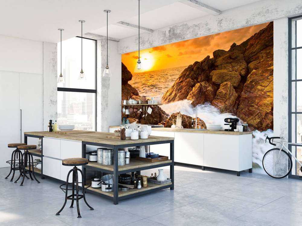 Zee met rotsen bij zonsondergang