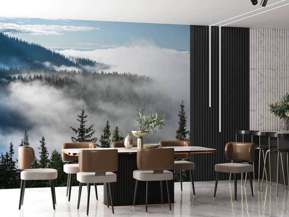 Mistig bos in de bergen