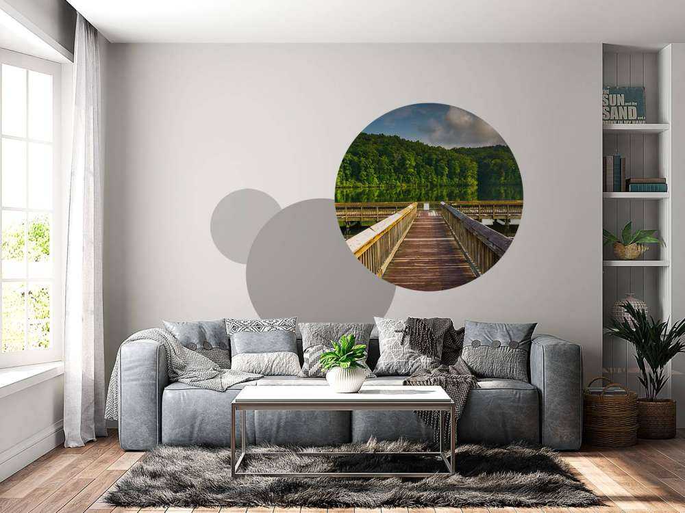 Pier op een rustgevend meer