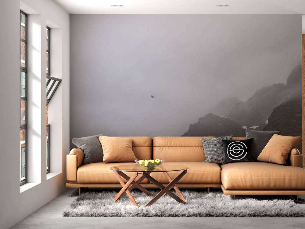 Mistig berglandschap met begroeiing