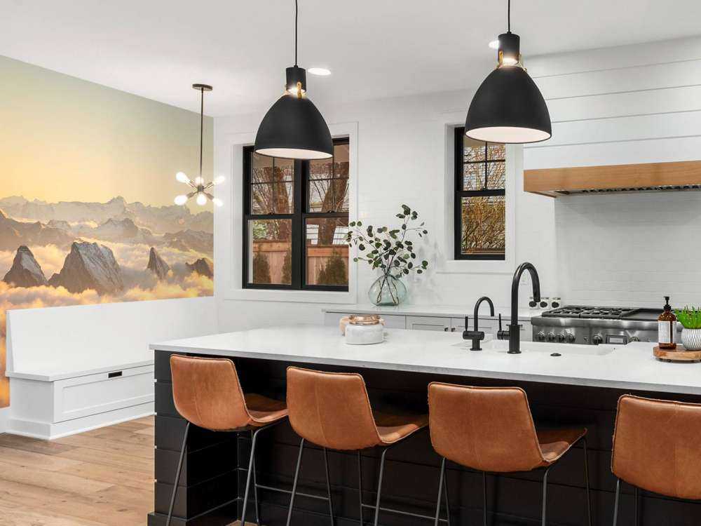 Bergpieken boven gouden wolkenzee