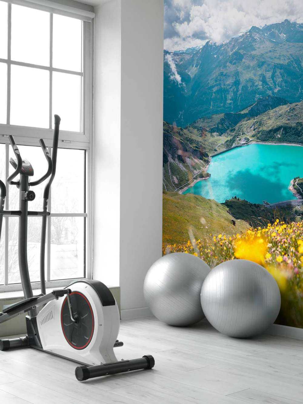 Bloemenweide aan turquoise bergmeer