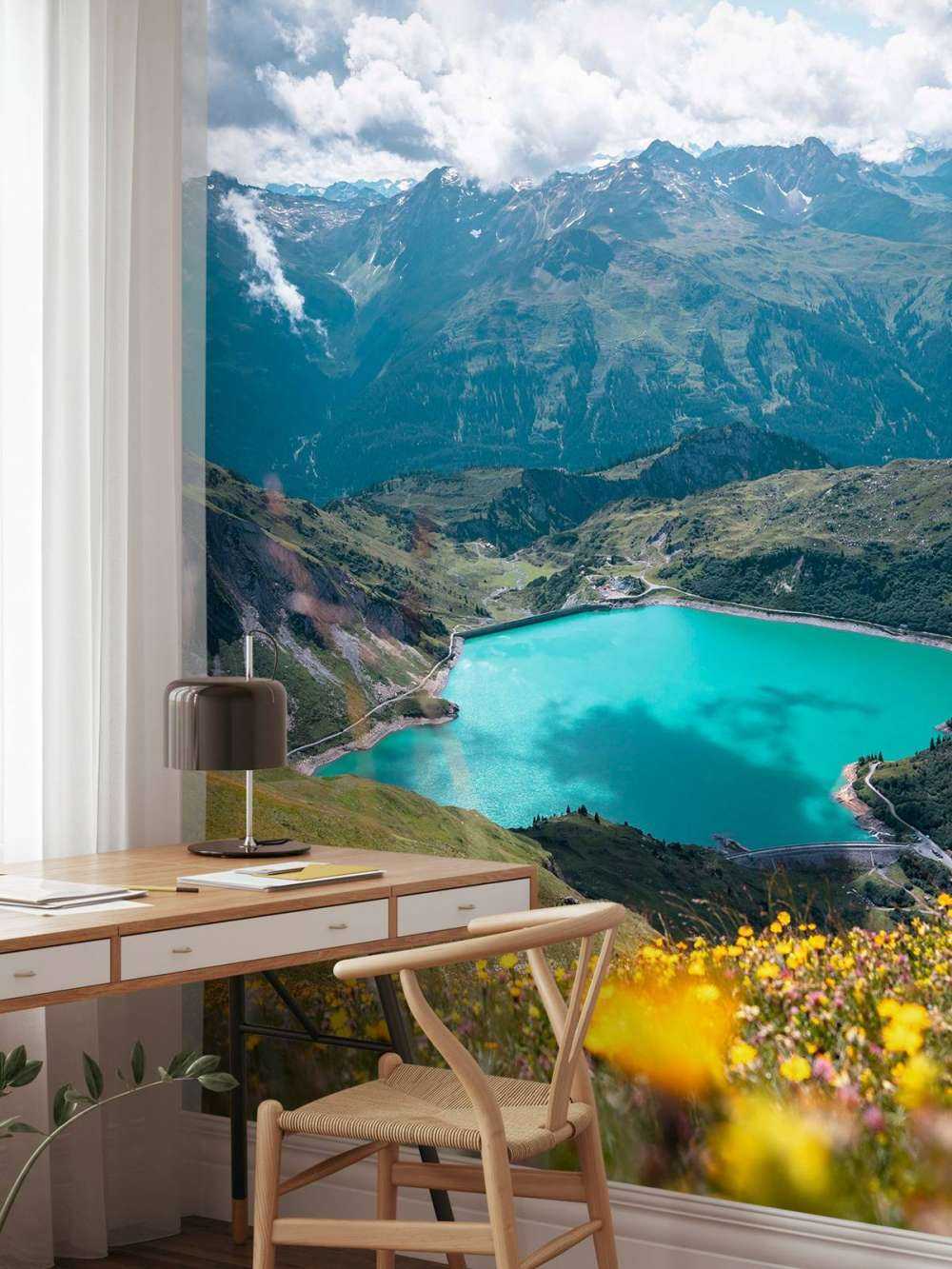 Bloemenweide aan turquoise bergmeer