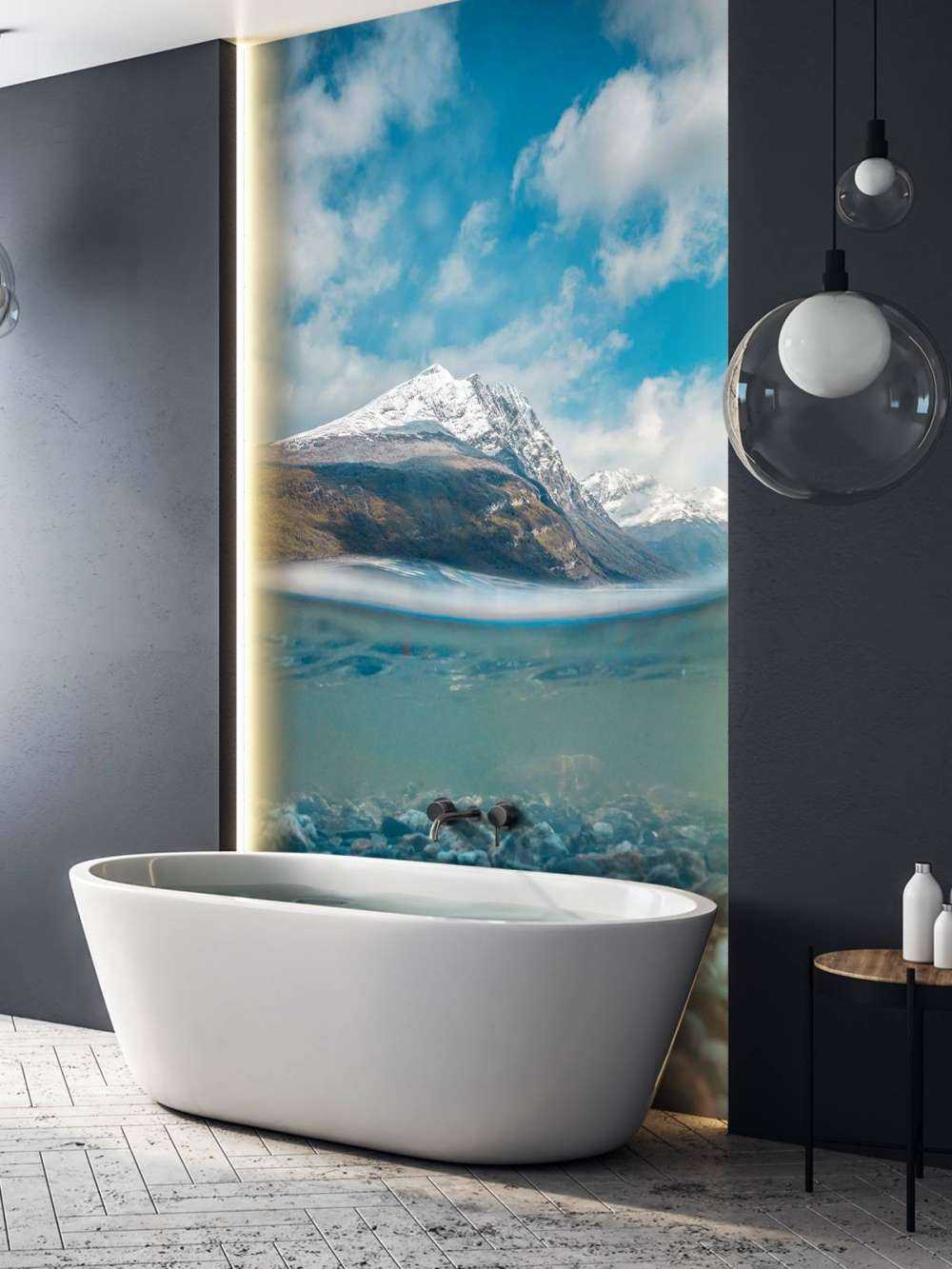 Bergzicht door helder gletsjerwater