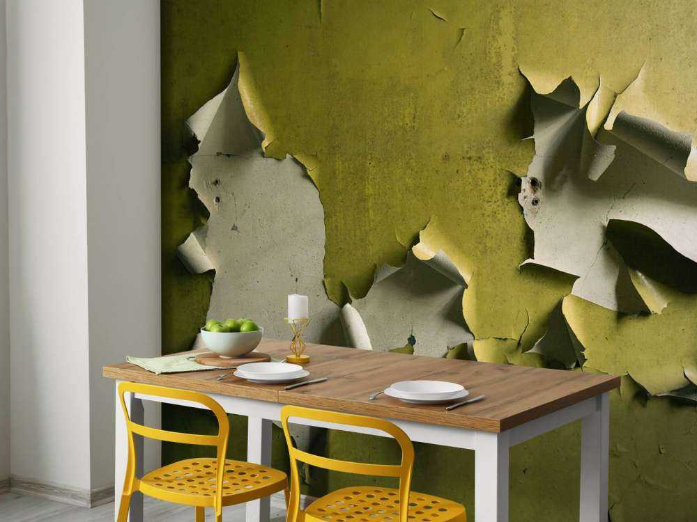 Afladderende Verf op Groene Muur