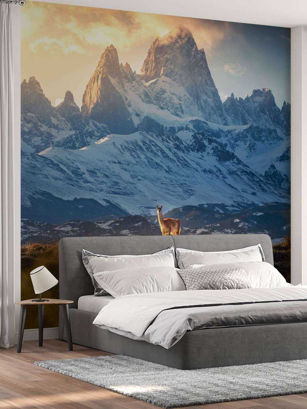 Guanaco voor besneeuwde patagonische bergtoppen