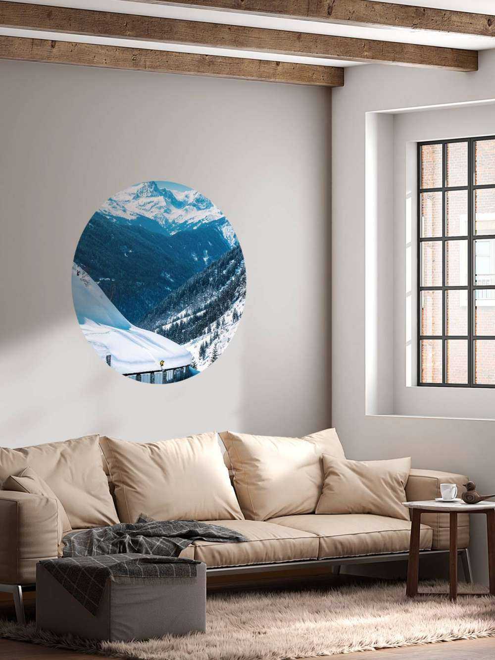 Diepblauwe alpentoppen in wintersneeuw