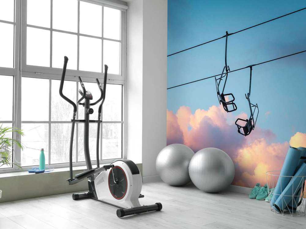 Stoeltjeslift boven roze avondwolken