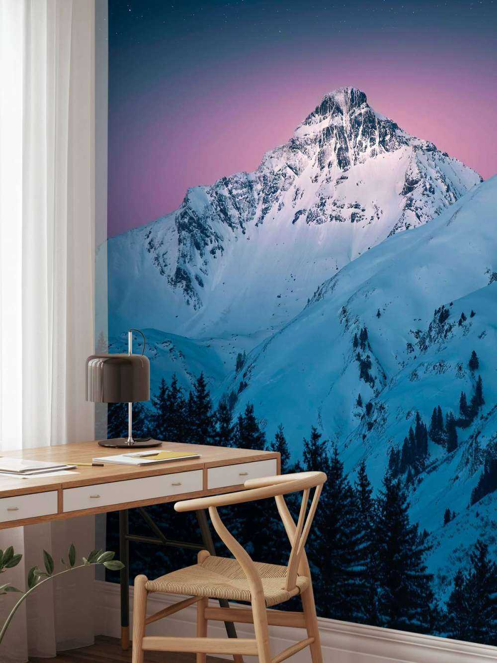 Besneeuwde bergtop bij sterrennacht