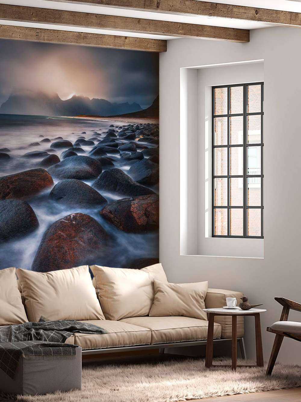 Avondlicht over ruige keienkust