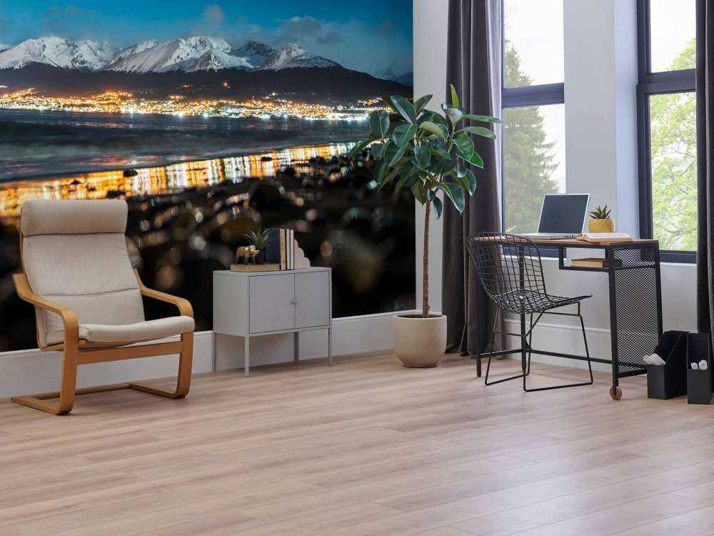 Nachtlicht aan besneeuwde kust