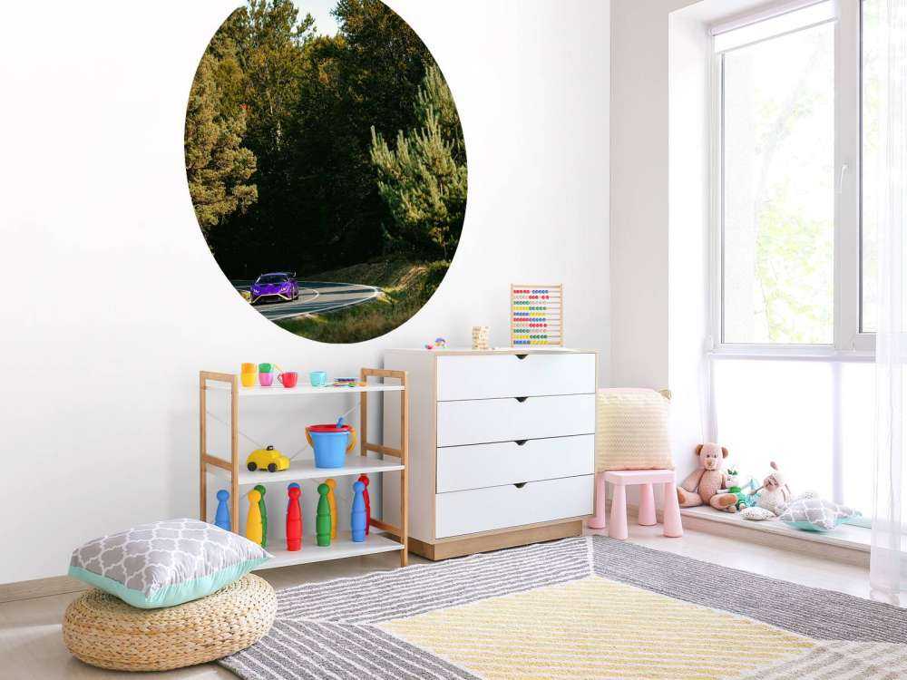 Paarse Lamborghini Huracán in boslandschap