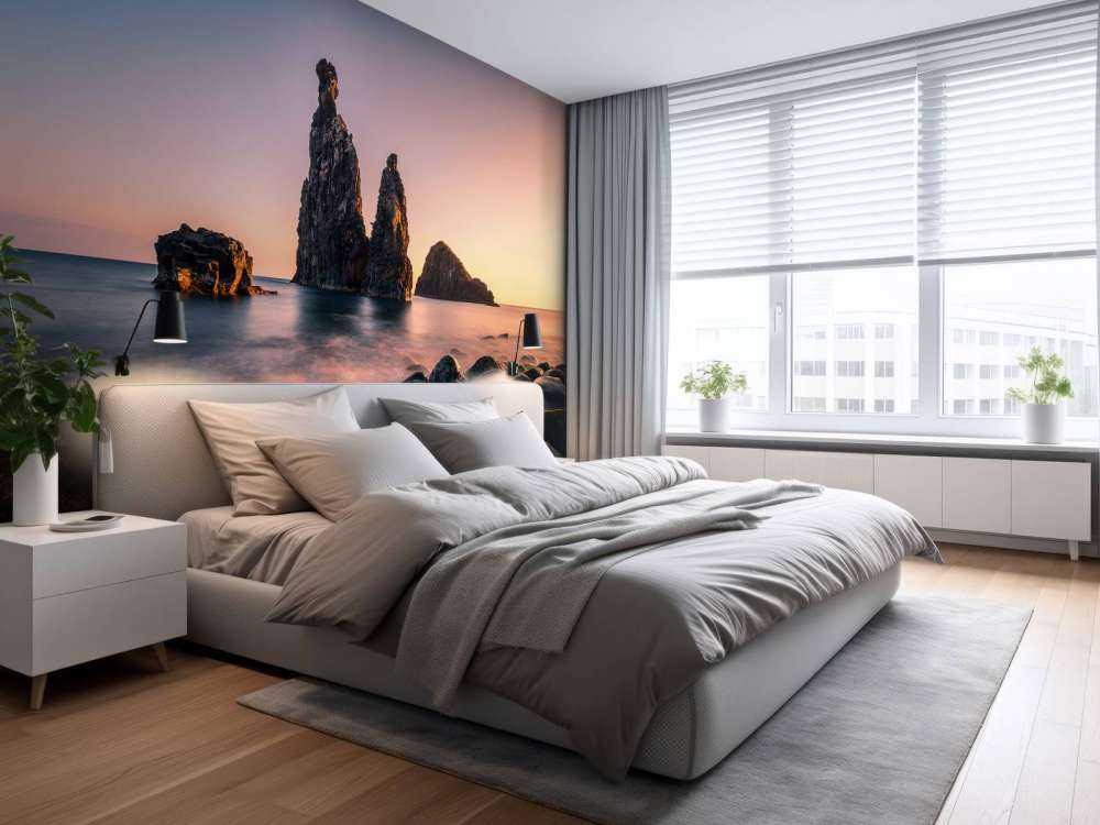 Avondlicht aan rotsige kustlijn