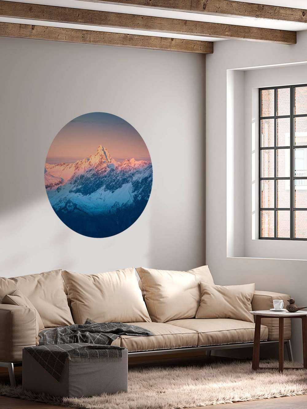 Avondlicht op besneeuwde bergtop