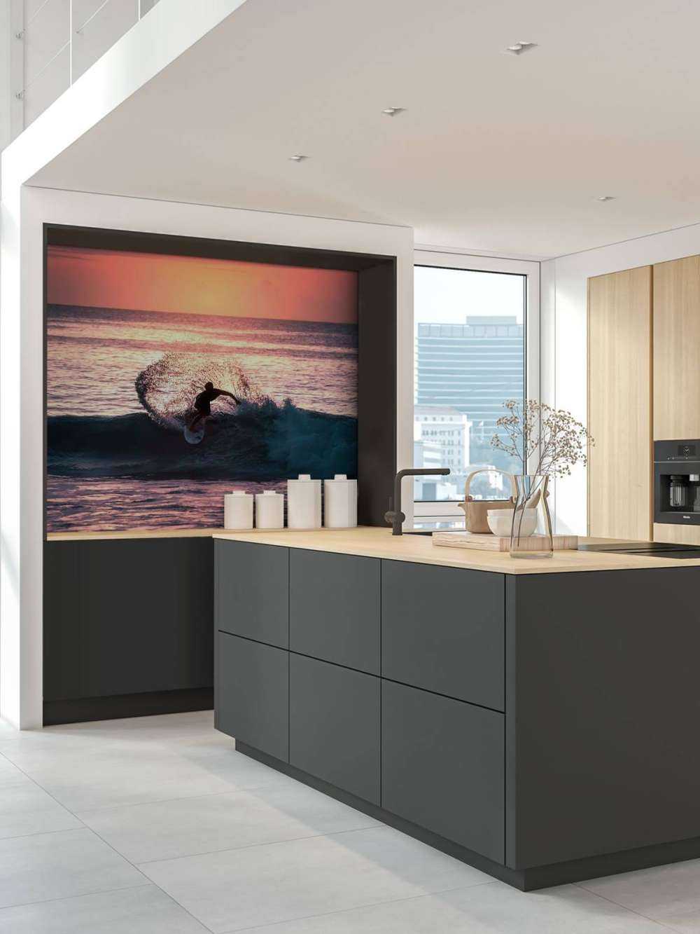 Surfer in de roze avondgloed