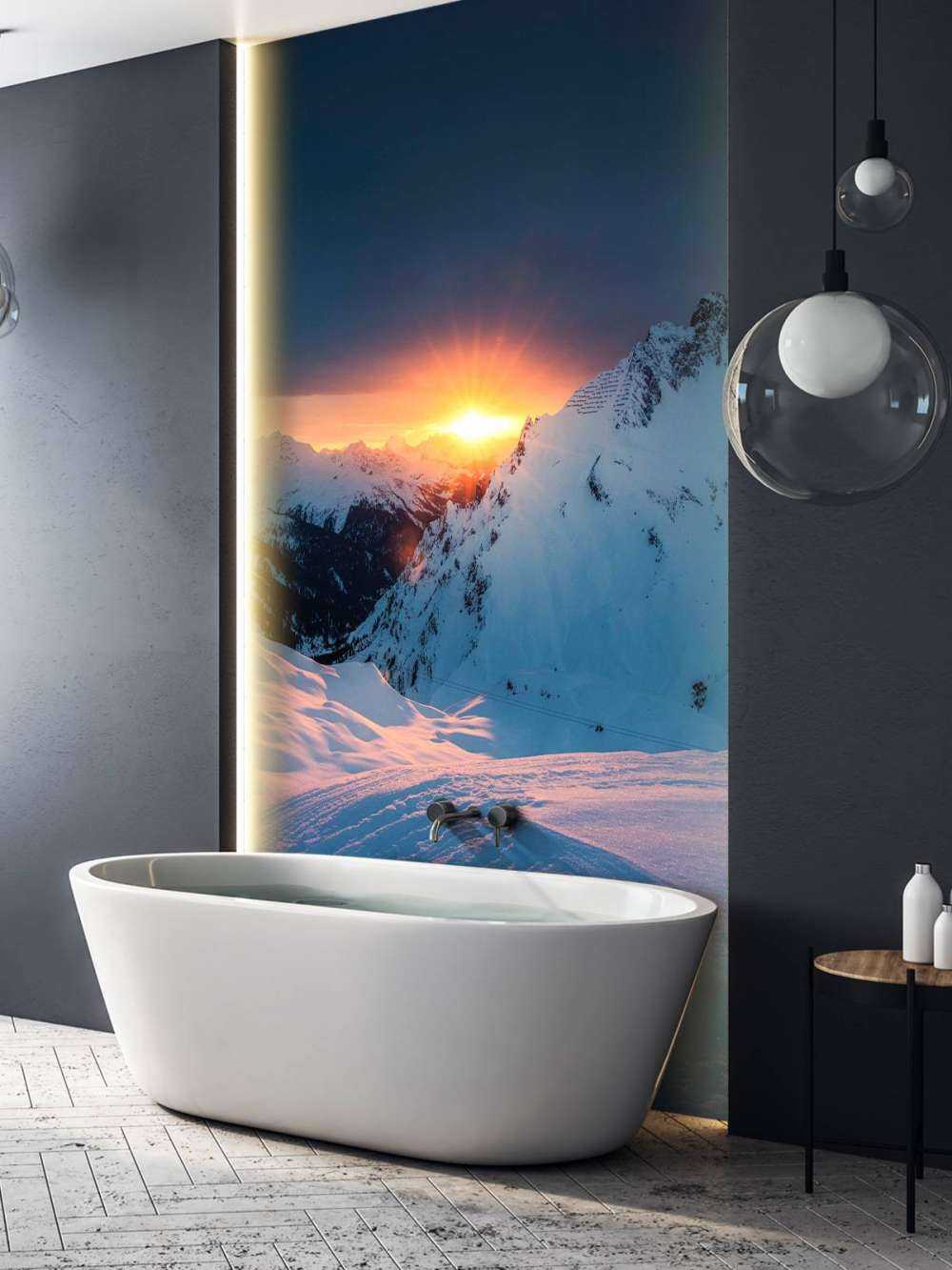 Ondergaande zon boven besneeuwde alpentoppen