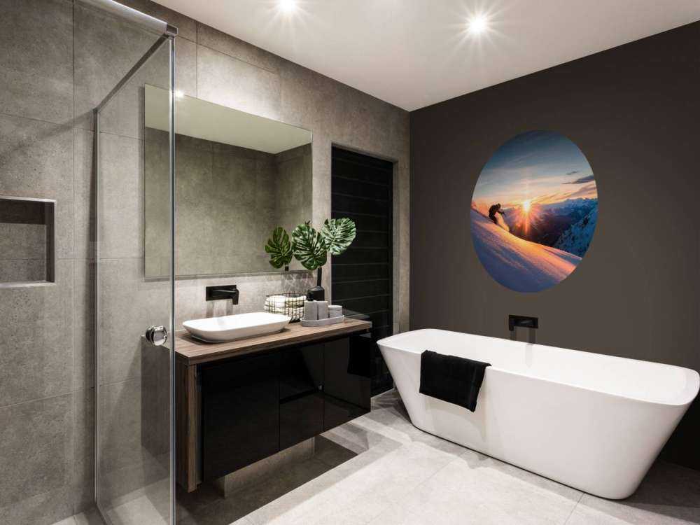 Skiër in de vurige bergzon