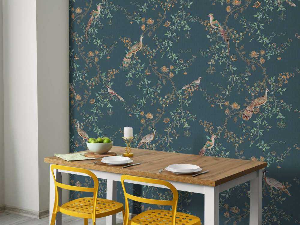 Fazanten in nachtblauwe bloemenweelde