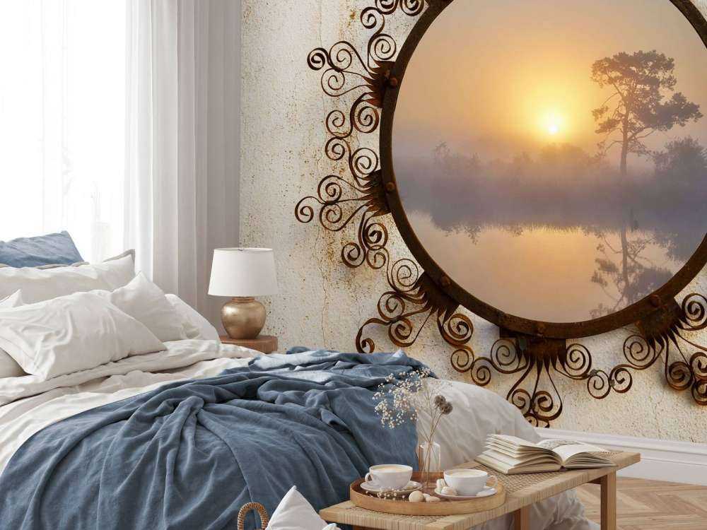 Zonsopkomst boven mistig meer