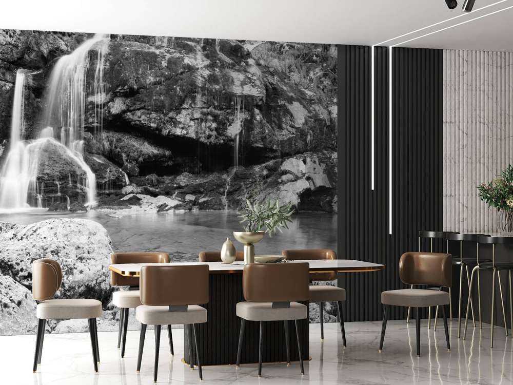 Waterval over een stenen wand 
