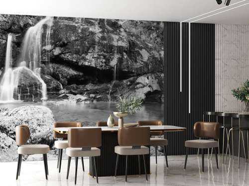 Waterval over een stenen wand 