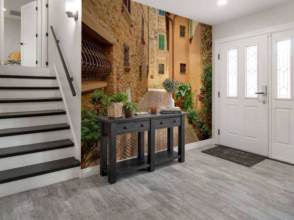 Straatje met planten en bloemen