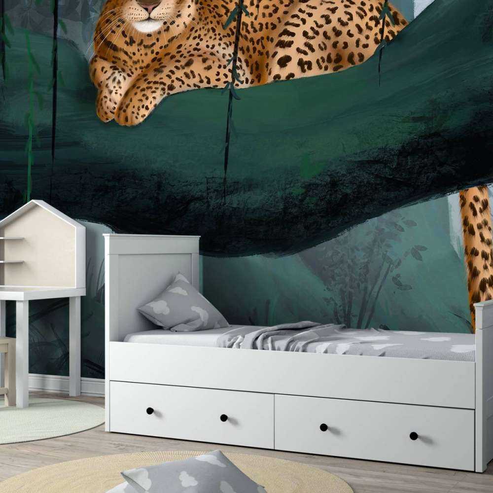 Jachtluipaard op een tak