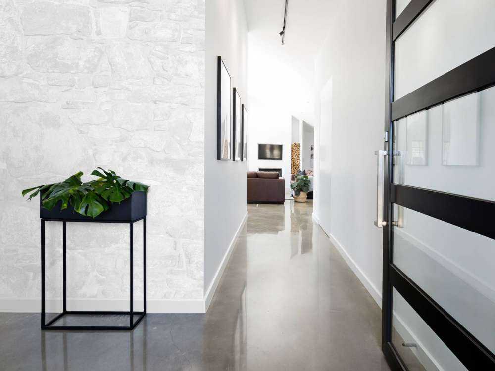 Oude muur met witte stenen