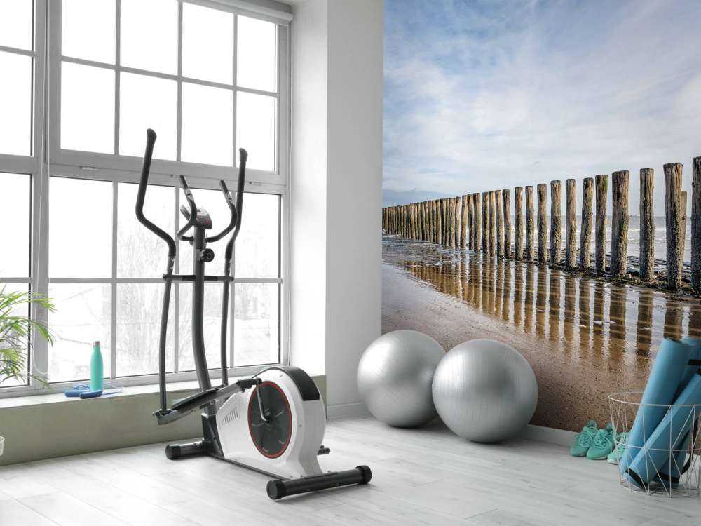 Houten golfbreker aan de kust bij Cadzand bad