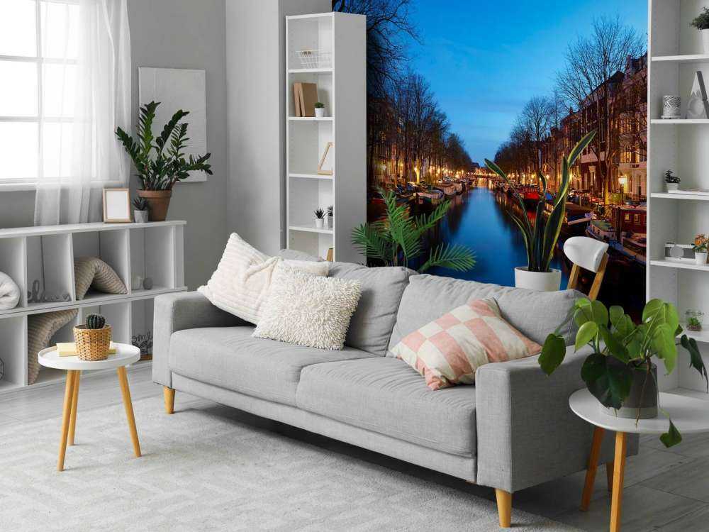 Woonboten langs verlichte gracht