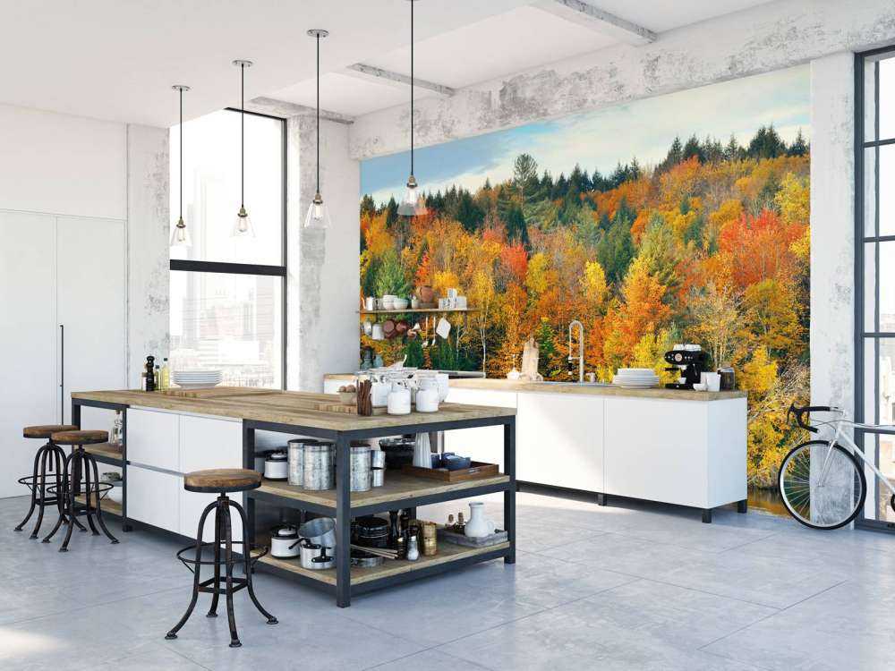 Meer met herfstbomen