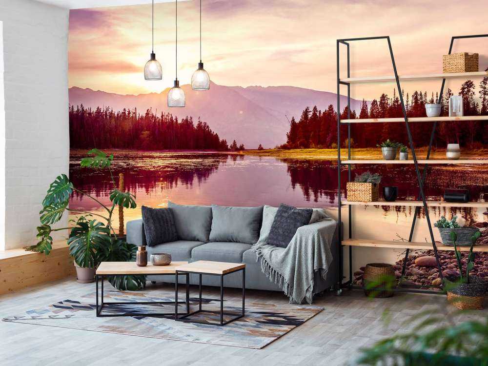 Meer met bergen op de achtergrond